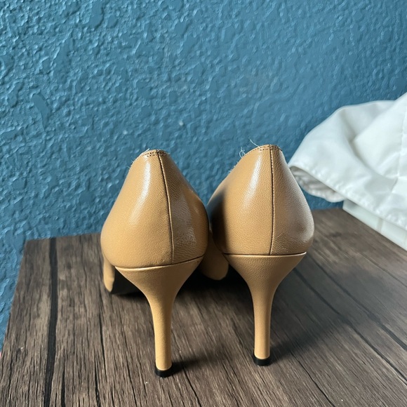 STUART WEITZMAN | Nude Pump Pointed Toe Heels - Picture 5 of 7